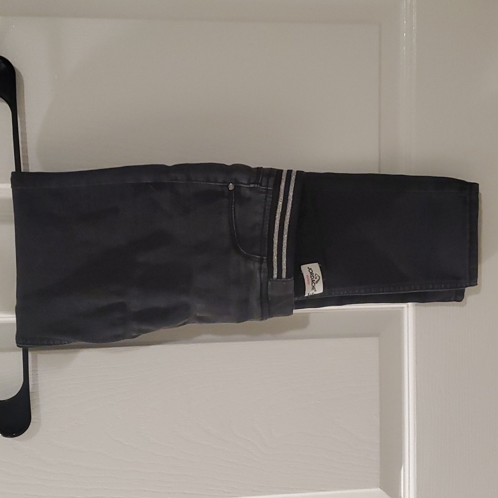 Girl's skinny jean.